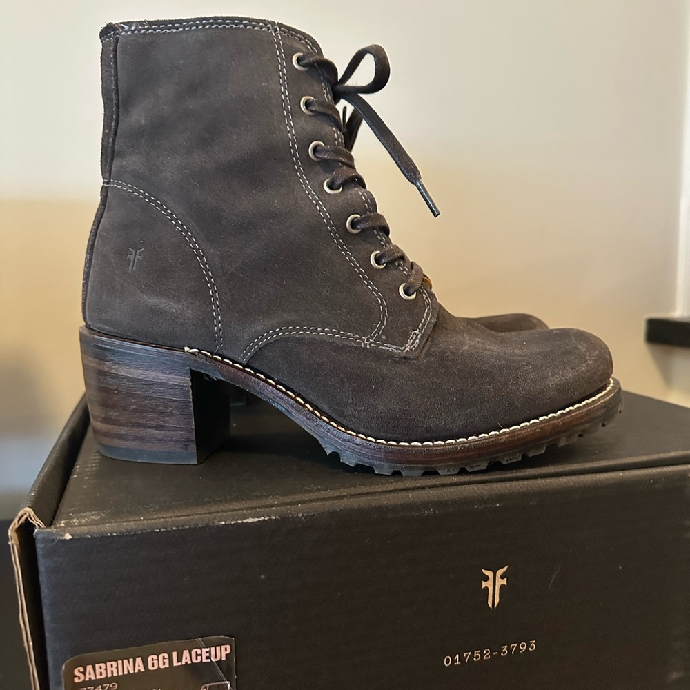 Frye Sabrina GG Lace Up Boots 9M Charcoal Suede Lug Sole EUC Box
